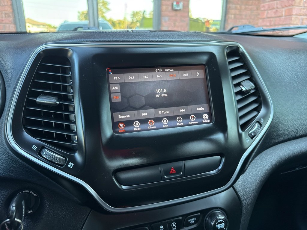 Used 2019 Jeep Cherokee Latitude w/ Popular Appearance Group image 3