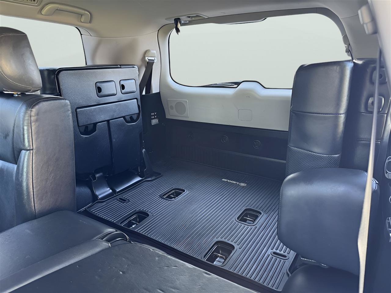 Used 2011 Lexus LX 570 4WD w/ Luxury Pkg image 17