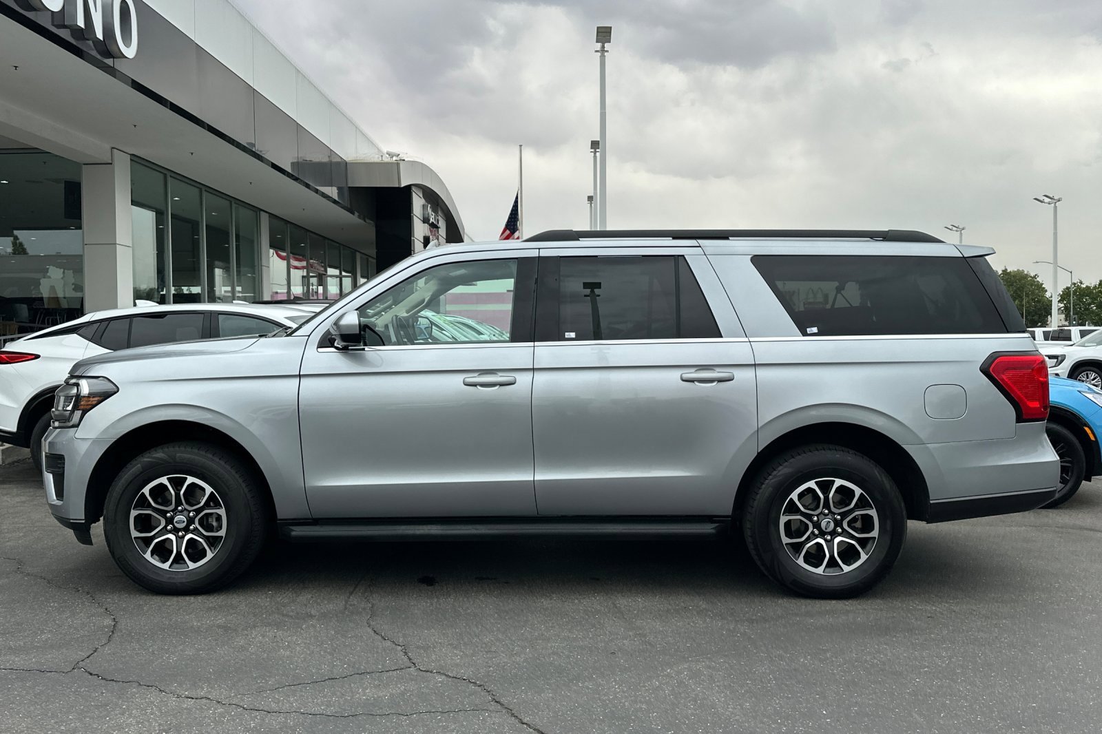 Used 2024 Ford Expedition Max XLT image 7