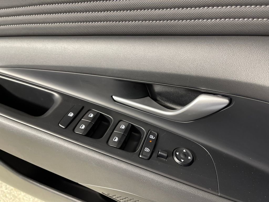 Certified 2025 Hyundai Elantra Limited image 18
