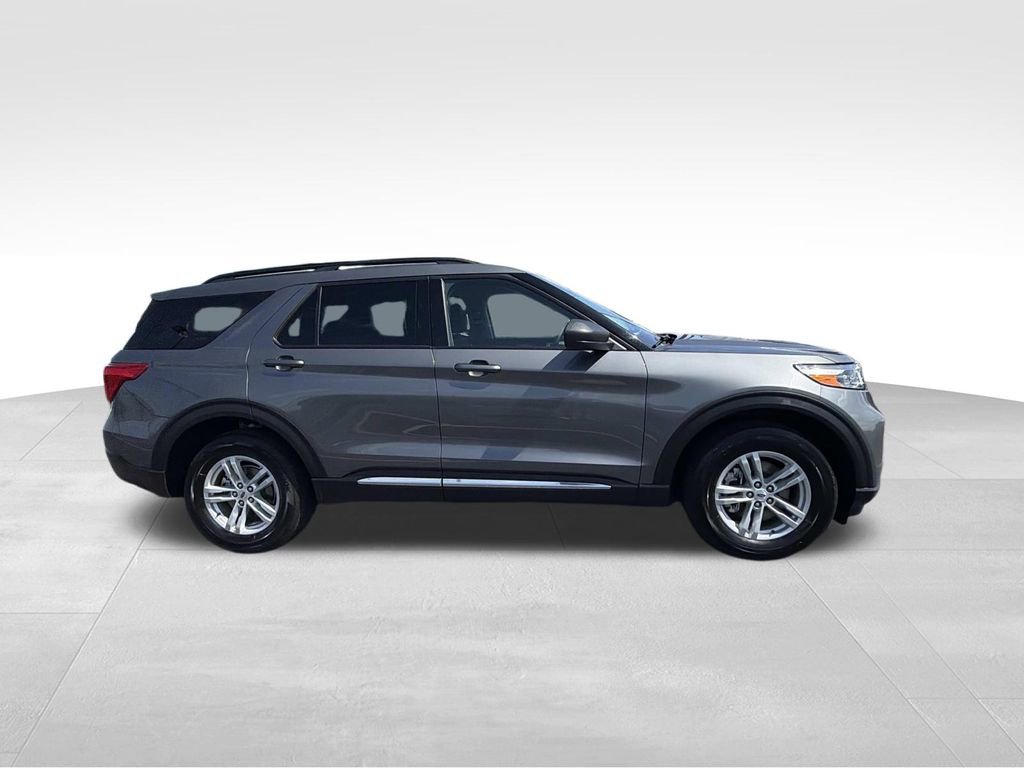 Used 2023 Ford Explorer XLT AWD/4WD image 2
