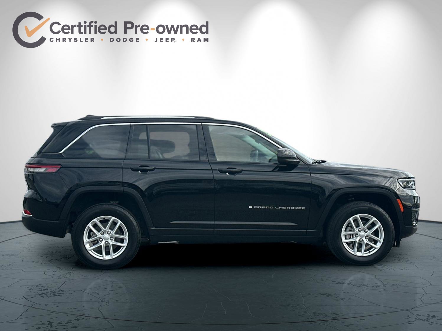 Used 2023 Jeep Grand Cherokee Laredo AWD/4WD image 3