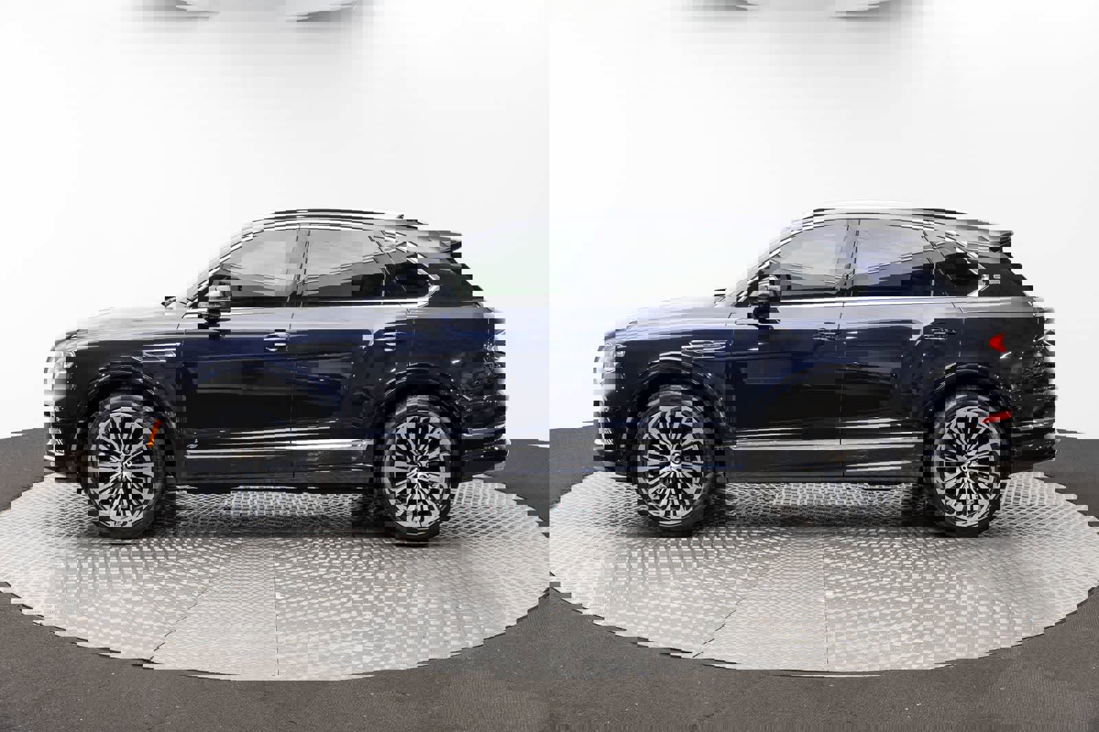 Used 2021 Bentley Bentayga image 3