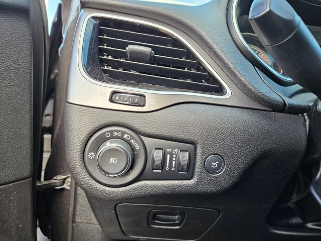 Used 2019 Jeep Cherokee Limited image 11