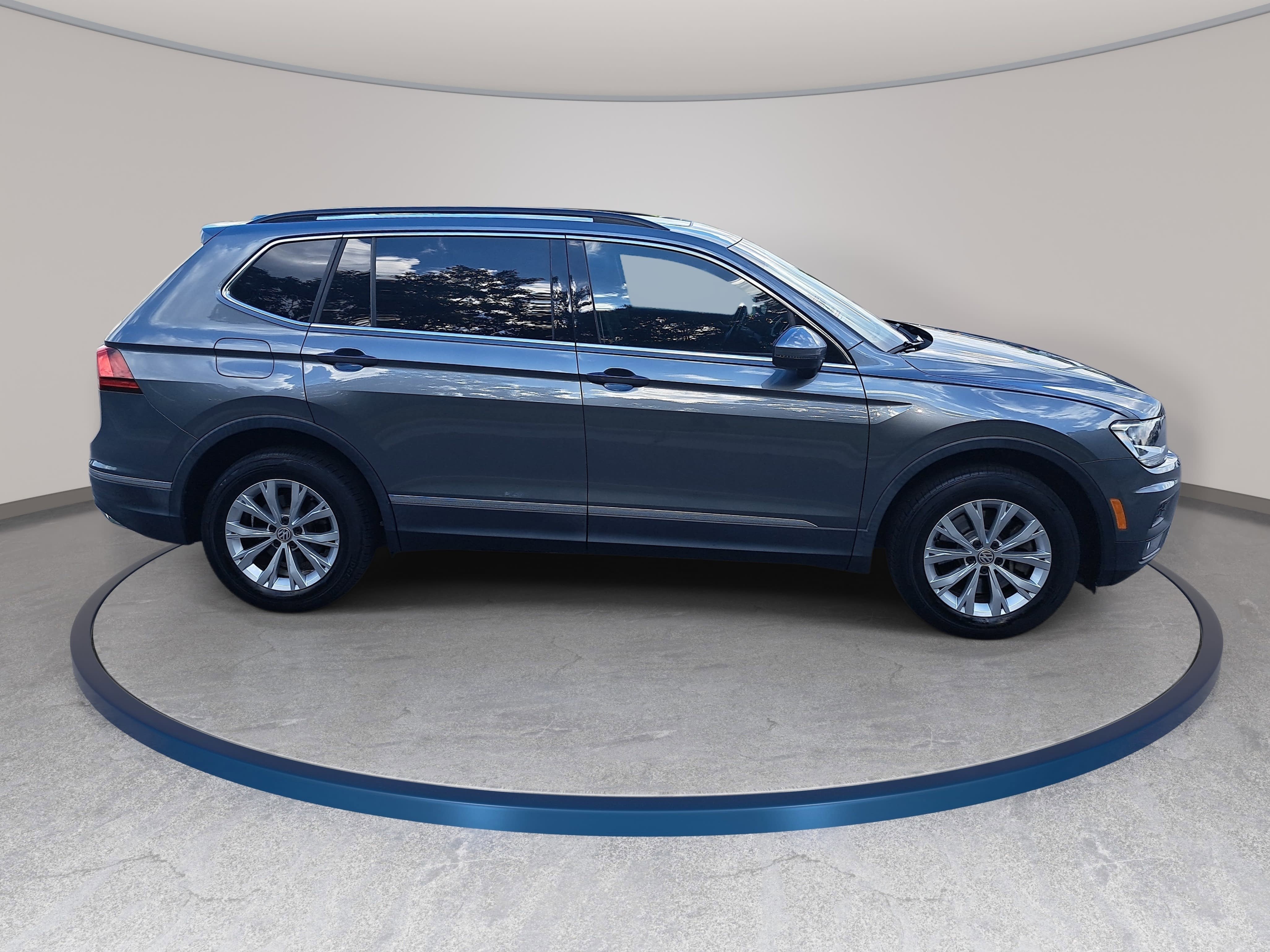 Used 2018 Volkswagen Tiguan SE w/ Panoramic Sunroof Package AWD/4WD image 4
