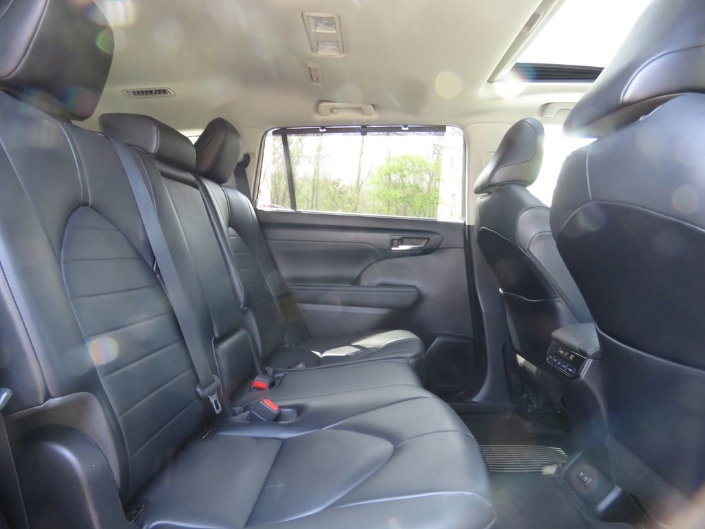 Used 2020 Toyota Highlander XLE AWD/4WD image 16