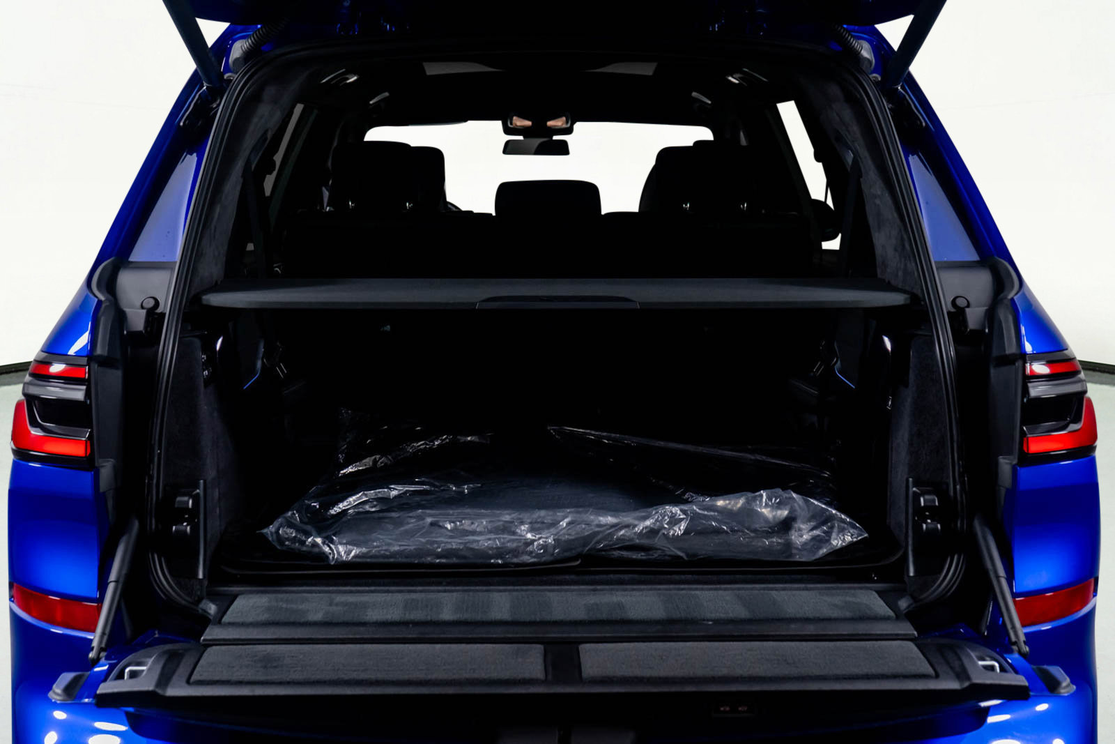 Used 2024 BMW X7 M60i w/ Premium Package image 60