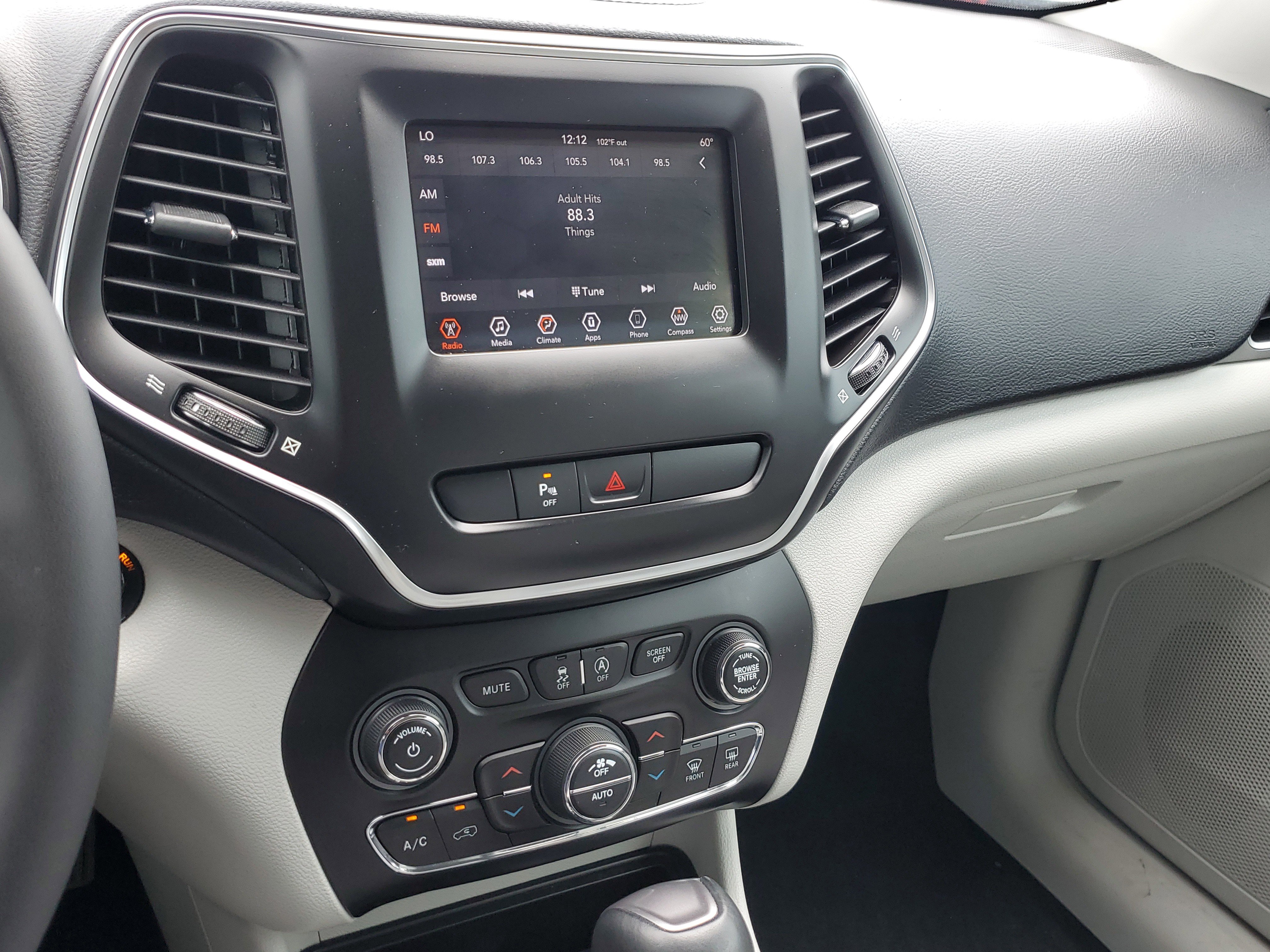 Used 2020 Jeep Cherokee Latitude Plus w/ Comfort/Convenience Group FWD image 25
