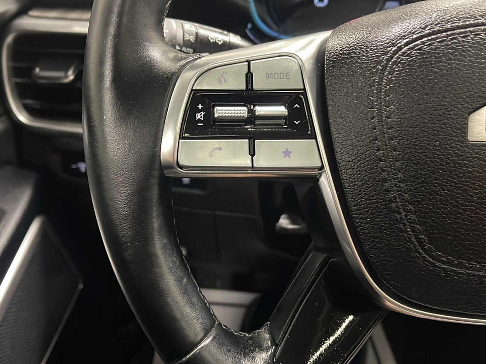 Used 2024 Kia Telluride EX w/ EX Captain's Chair Package AWD/4WD image 6