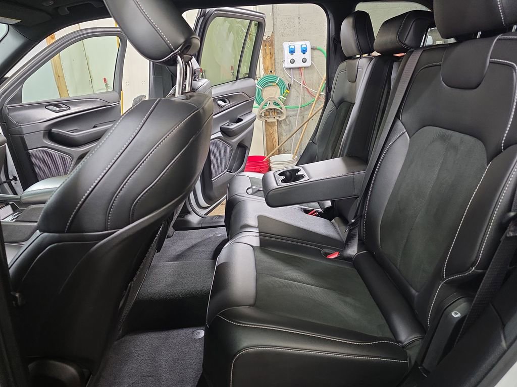 Used 2025 Jeep Grand Cherokee Altitude image 12