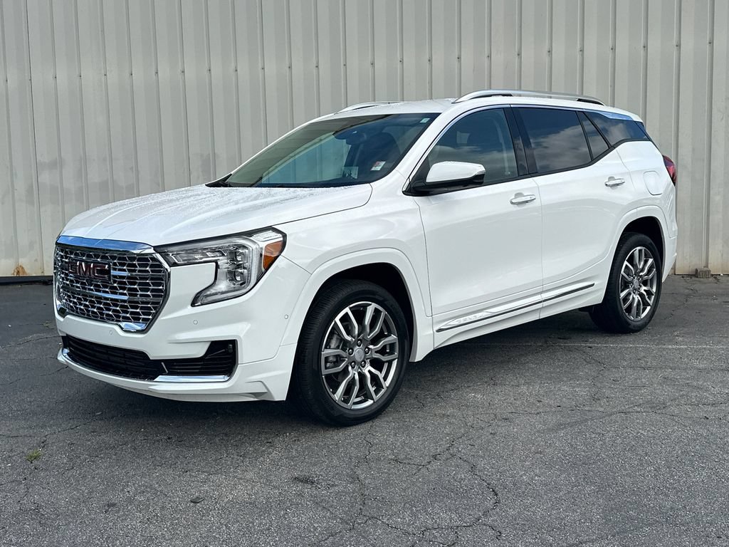 Used 2024 GMC Terrain Denali w/ Denali Premium Package AWD/4WD image 2