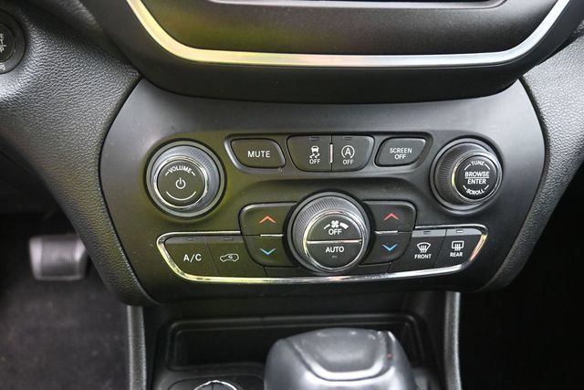Used 2022 Jeep Cherokee Trailhawk AWD/4WD image 23