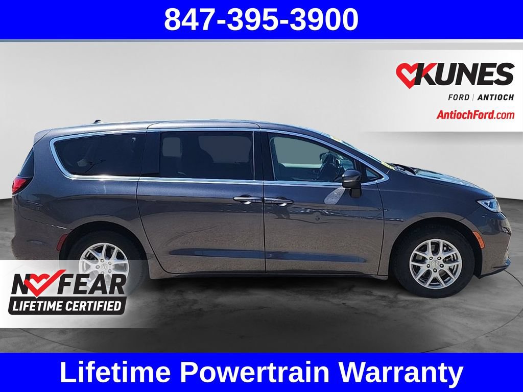 Used 2023 Chrysler Pacifica Touring-L FWD image 11