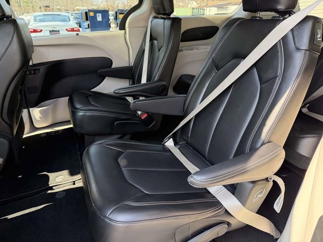 Used 2024 Chrysler Pacifica Touring-L image 12