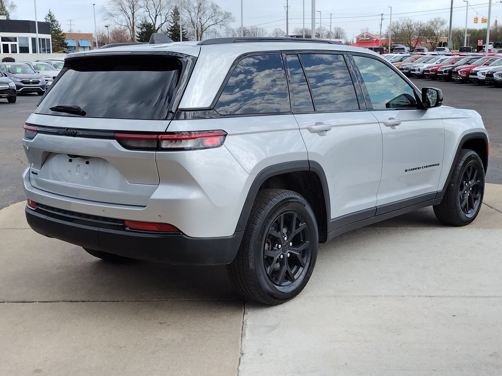 Used 2025 Jeep Grand Cherokee Altitude AWD/4WD image 14