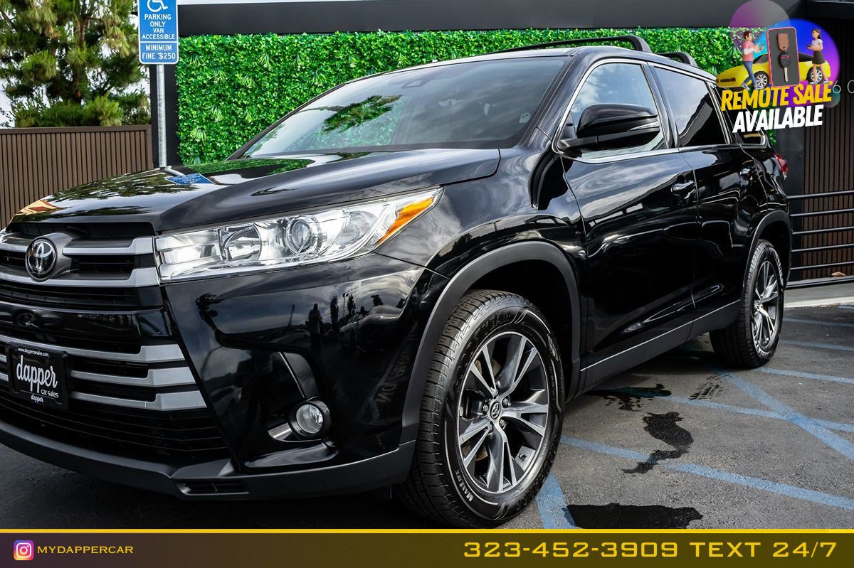 Used 2019 Toyota Highlander Plus w/ Carpet Mat Package (TMS) FWD image 2