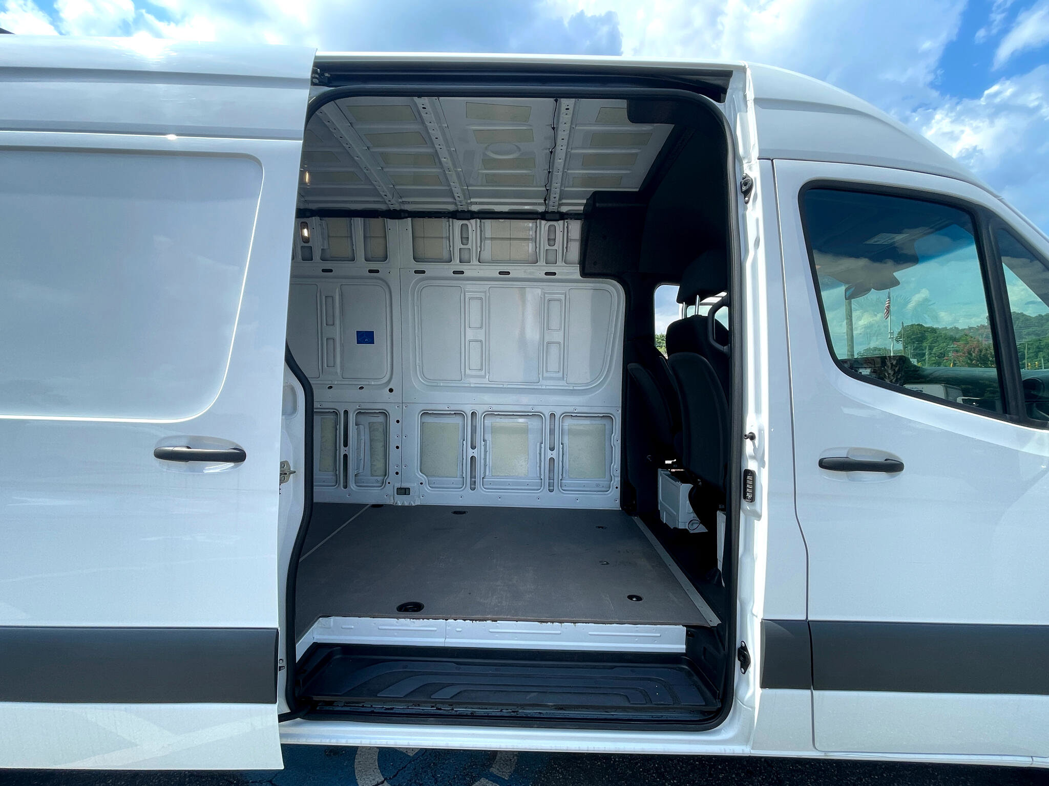 Used 2023 Mercedes-Benz Sprinter 2500 image 22