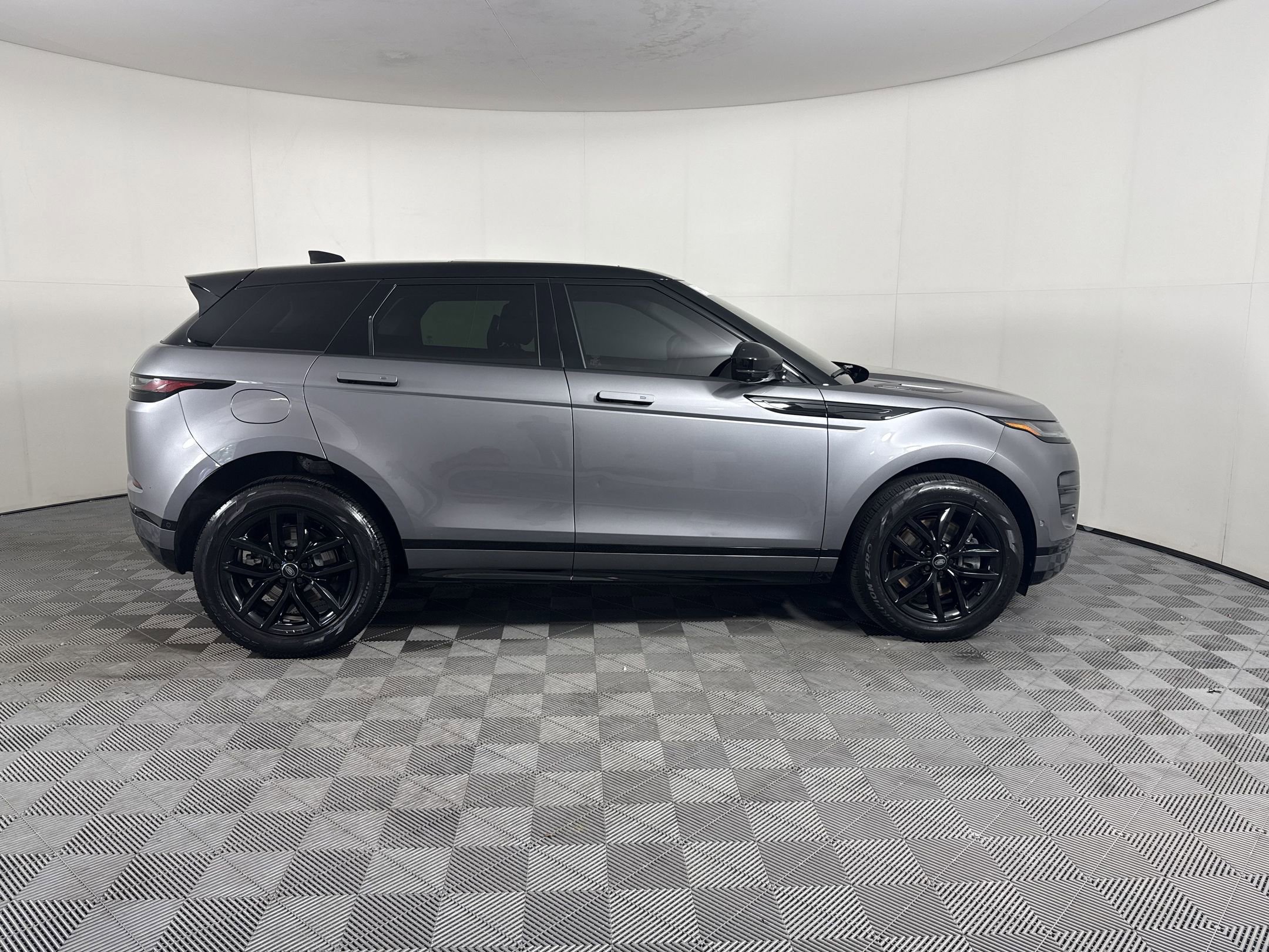 Used 2024 Land Rover Range Rover Evoque Dynamic SE AWD/4WD image 8
