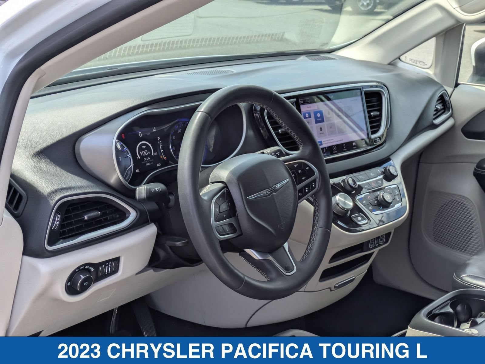 Used 2023 Chrysler Pacifica Touring-L FWD image 15