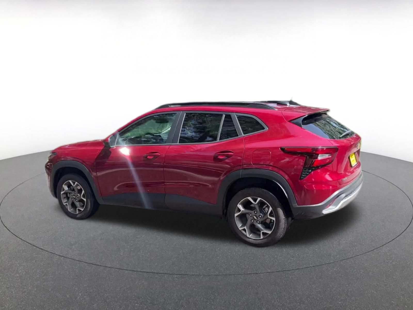 Used 2025 Chevrolet Trax LT FWD image 10