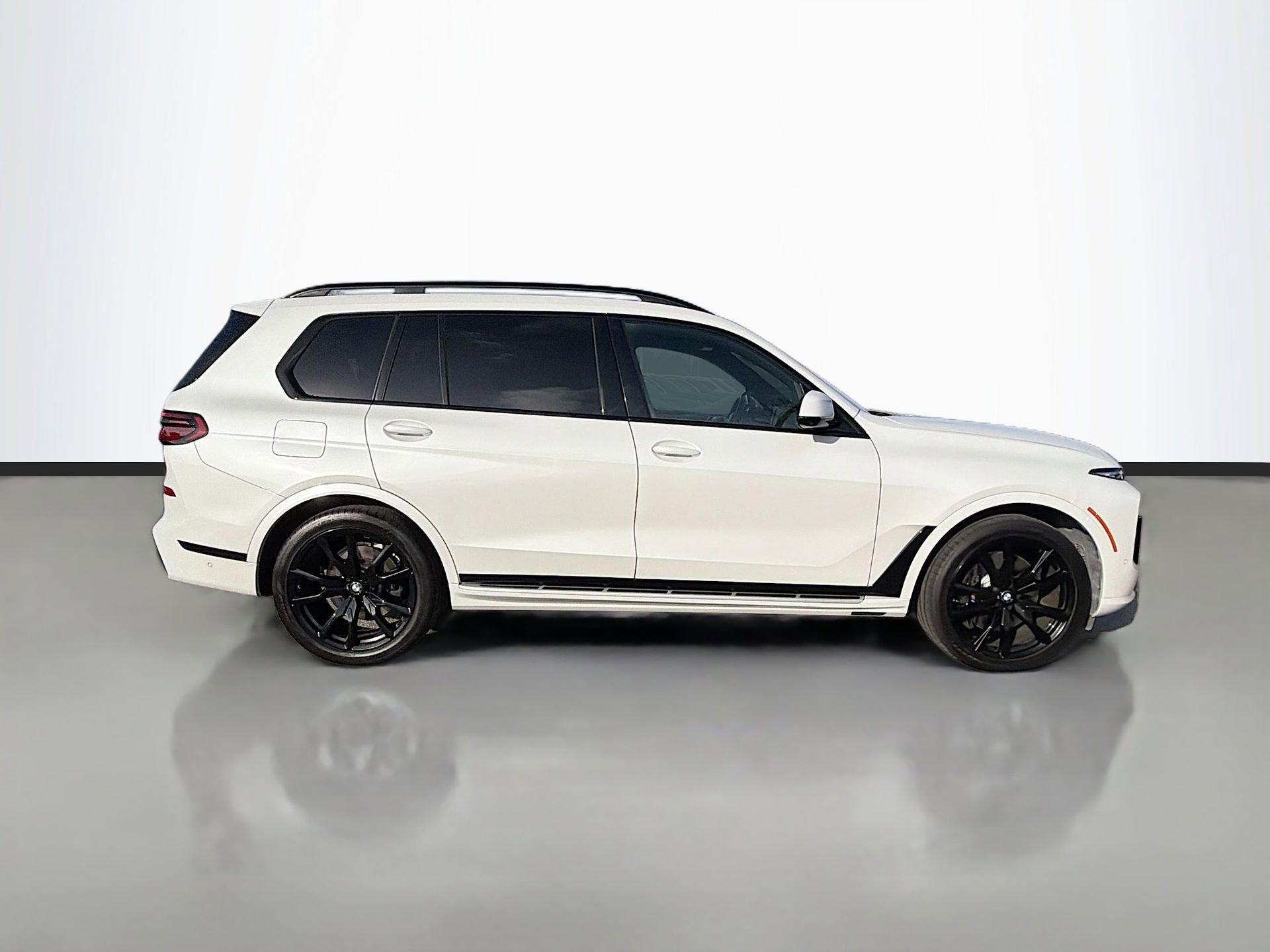 Used 2023 BMW X7 xDrive40i w/ Executive Package image 3