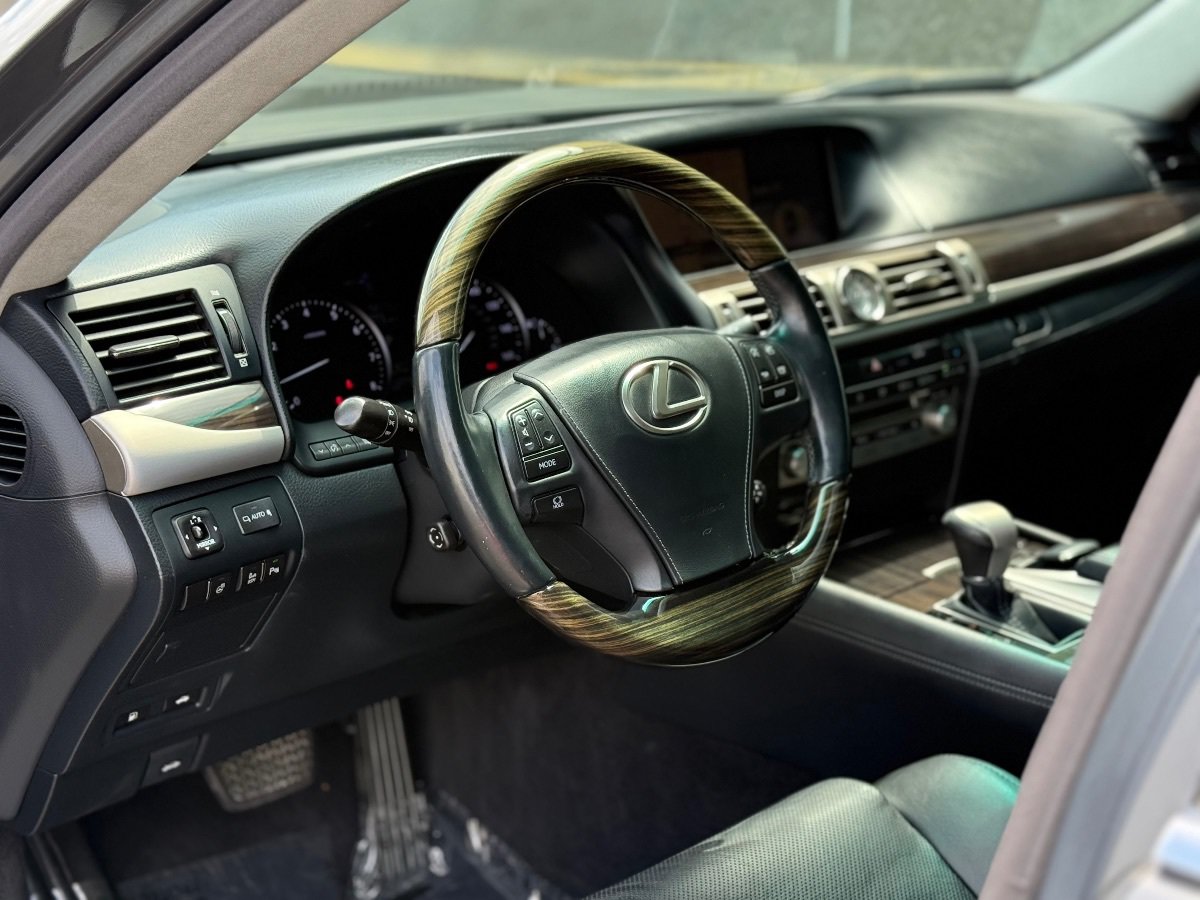 Used 2013 Lexus LS 460 w/ Comfort Pkg RWD image 10
