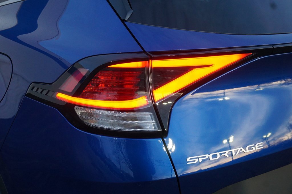 Used 2025 Kia Sportage EX image 32