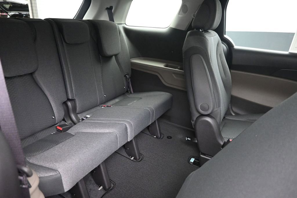 Used 2026 Kia Carnival LX FWD image 9