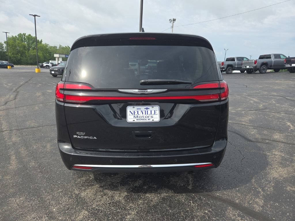 Used 2024 Chrysler Pacifica Touring-L FWD image 5