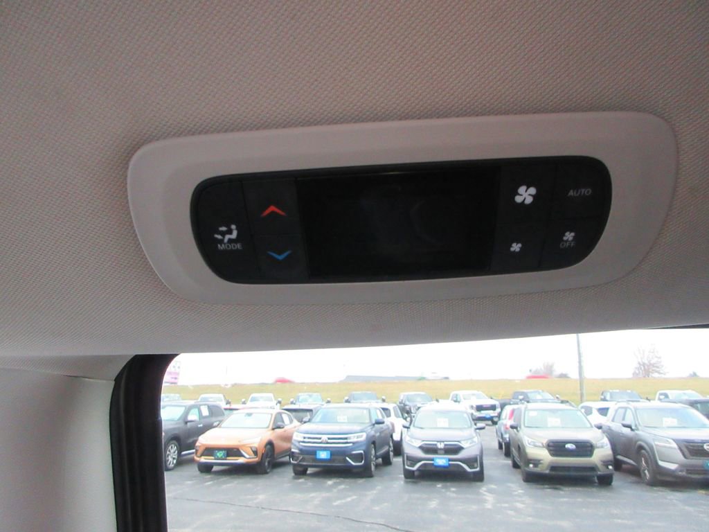 Used 2021 Chrysler Pacifica Touring-L image 18