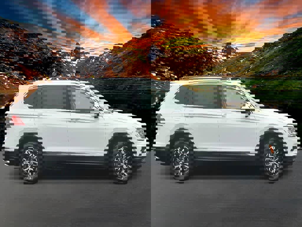 Used 2021 Volkswagen Tiguan SE w/ Panoramic Sunroof Package image 7