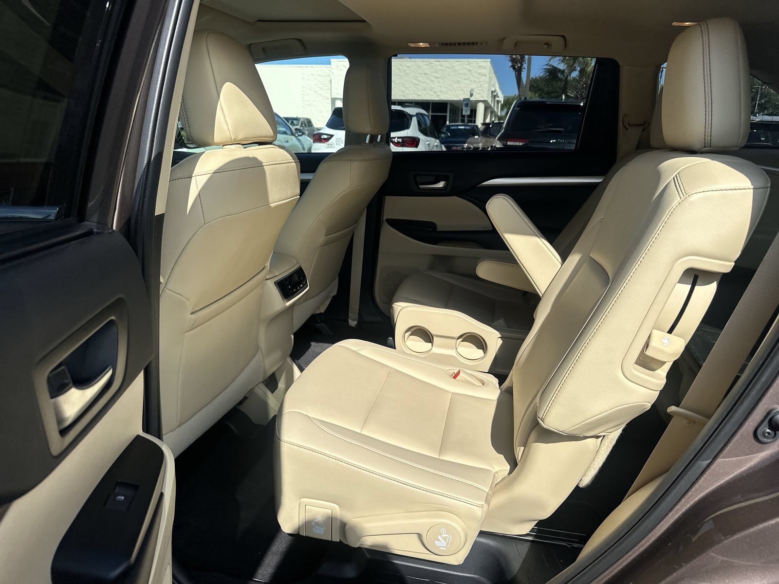 Used 2019 Toyota Highlander XLE FWD image 31