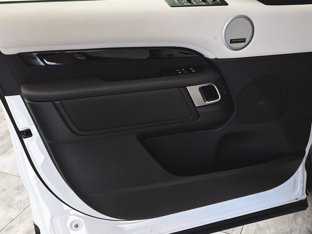 Used 2025 Land Rover Discovery S AWD/4WD image 8