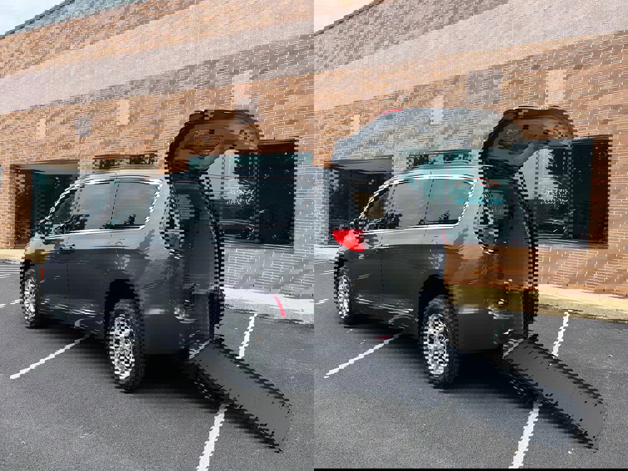 Used 2017 Chrysler Pacifica Touring-L w/ Tire & Wheel Group image 1