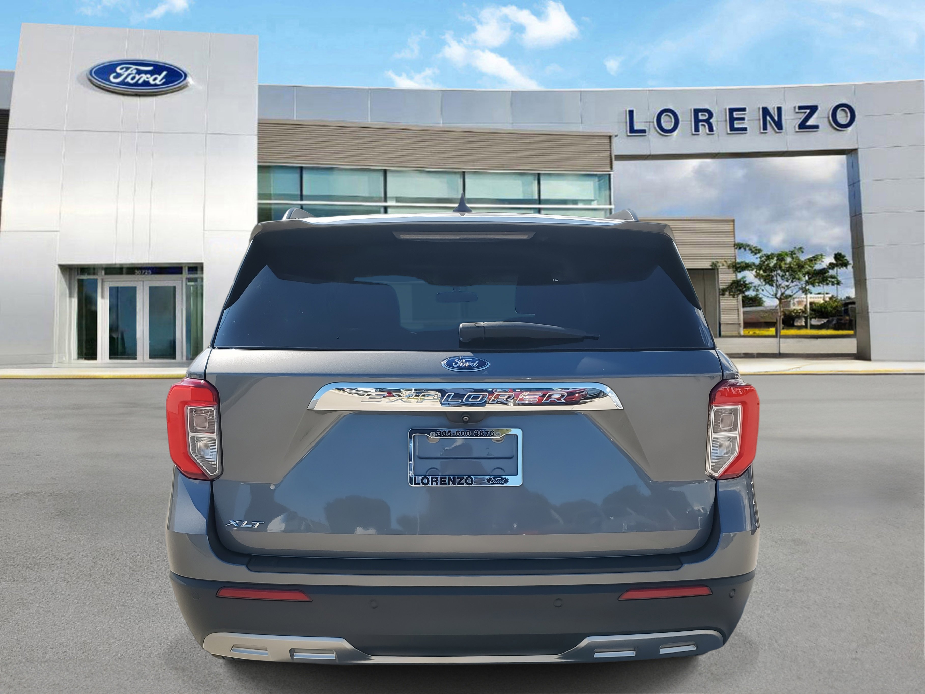 Used 2022 Ford Explorer XLT w/ Equipment Group 202A image 6