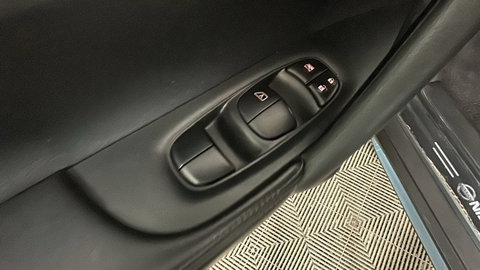 Used 2020 Nissan Rogue S FWD image 11