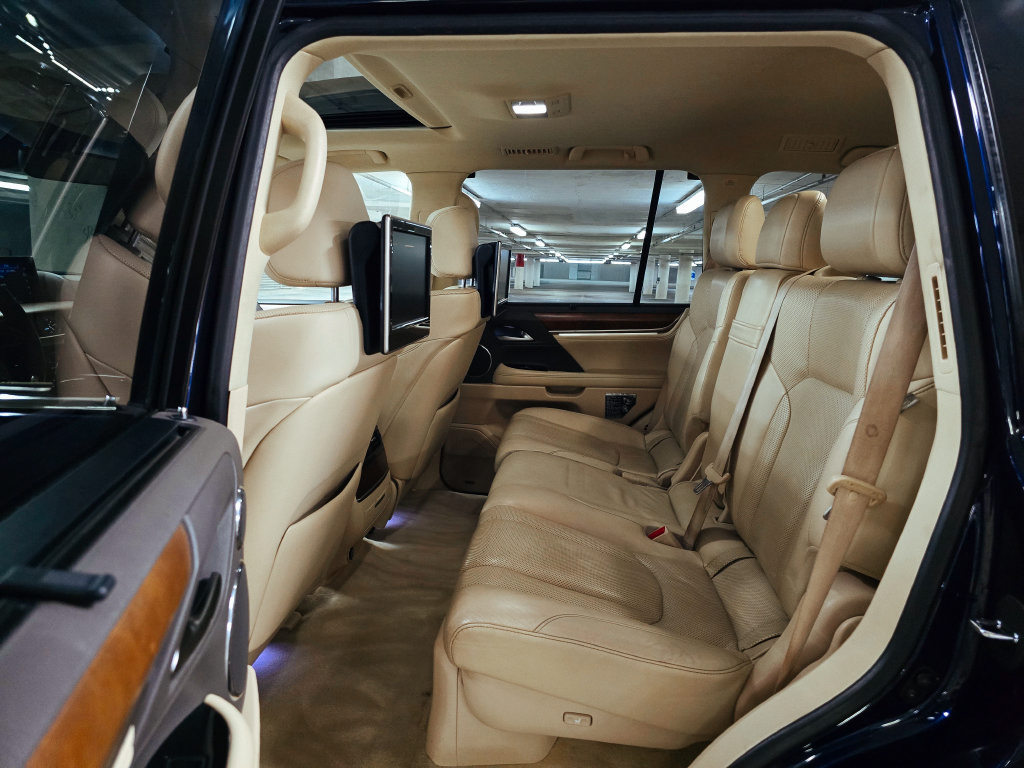 Used 2017 Lexus LX 570 4WD w/ Luxury Package image 21