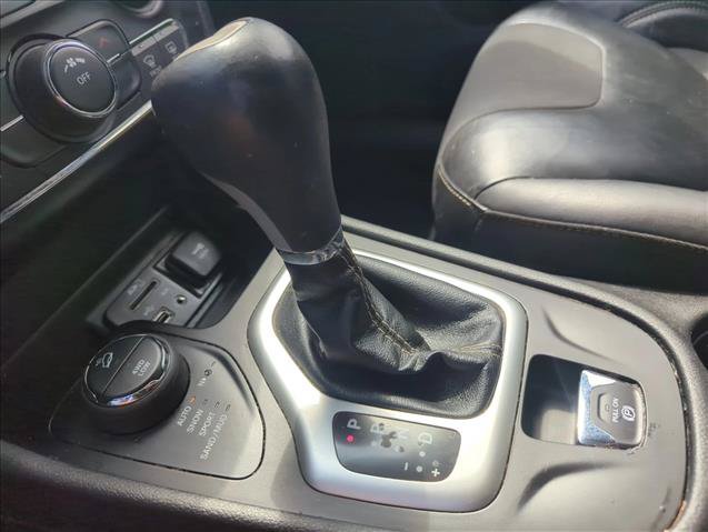 Used 2018 Jeep Cherokee Latitude Plus w/ Cold Weather Group AWD/4WD image 17
