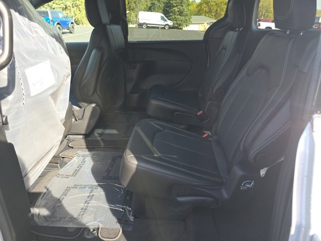 New 2026 Chrysler Pacifica Select image 18