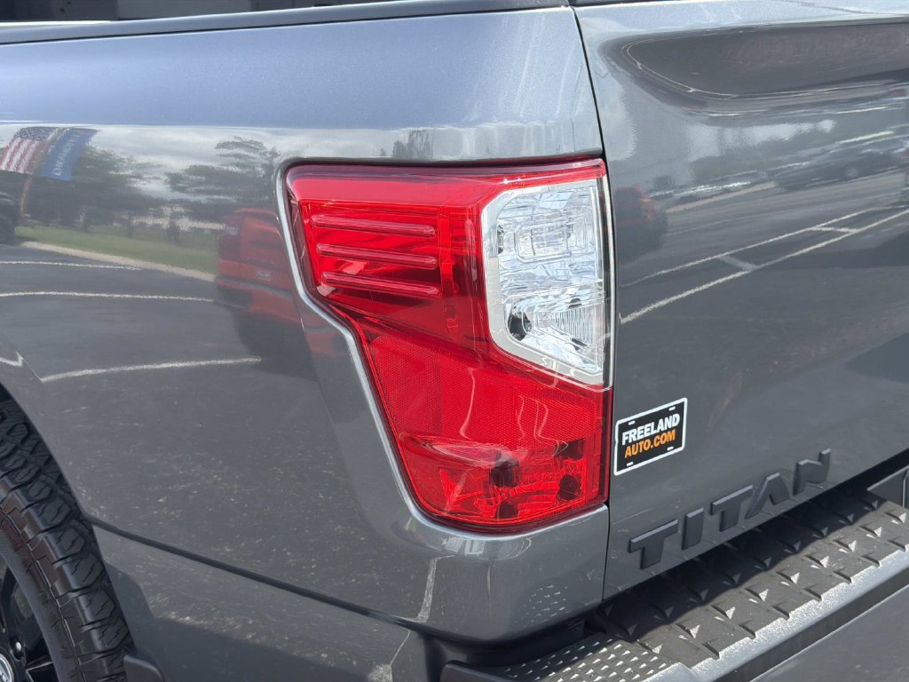 Used 2023 Nissan Titan SV w/ SV Convenience Package AWD/4WD image 11