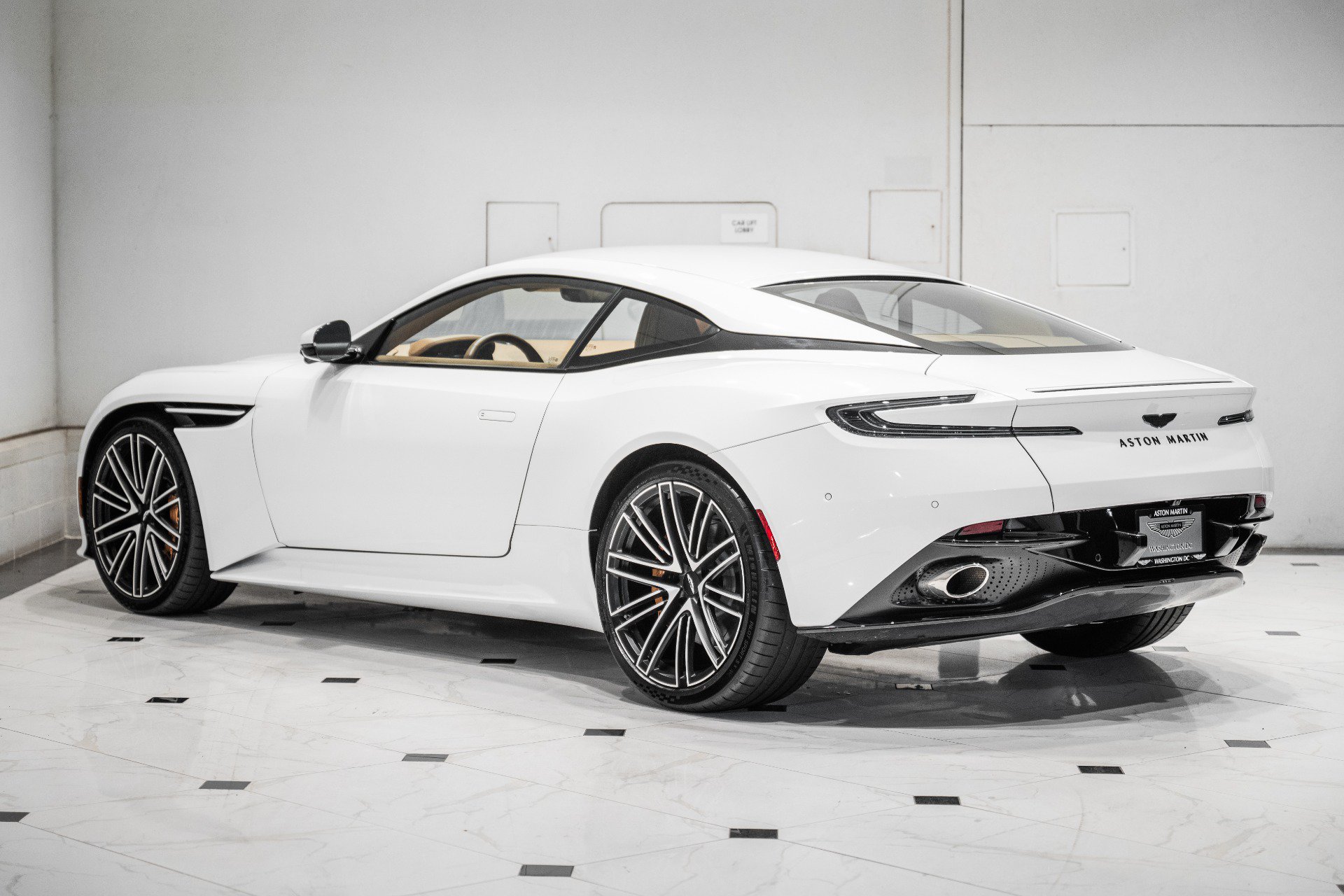 Used 2024 Aston Martin DB12 Coupe RWD image 2
