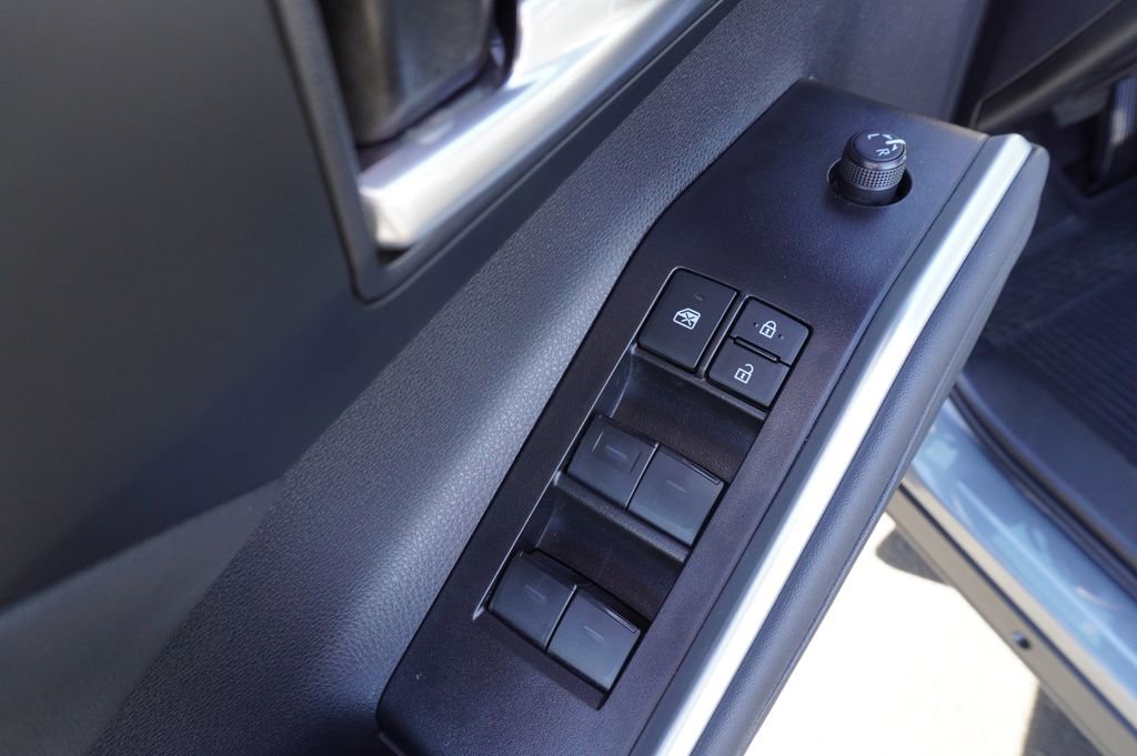 Used 2025 Toyota Highlander XLE image 17