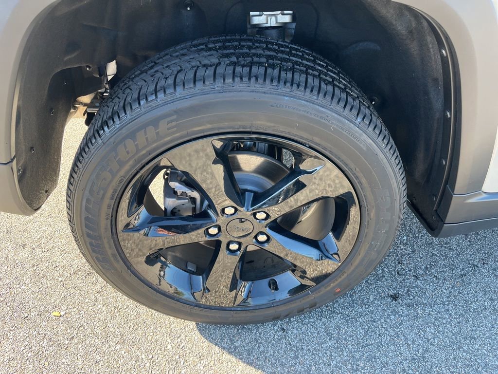 New 2025 Jeep Grand Cherokee Altitude image 9