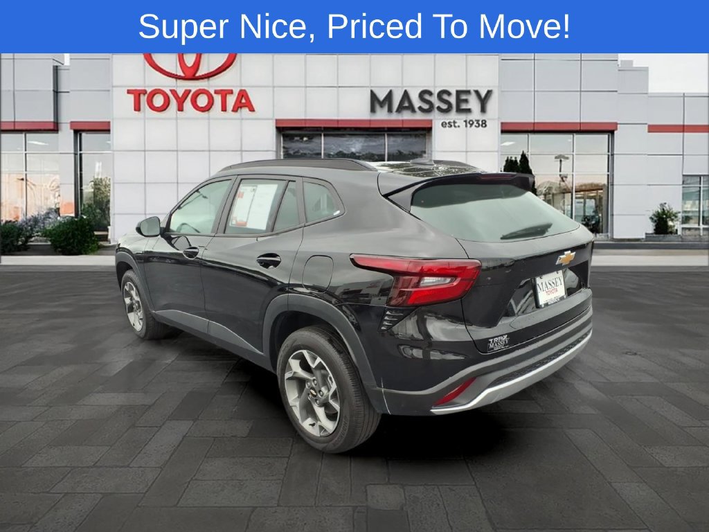 Used 2025 Chevrolet Trax LT FWD image 6