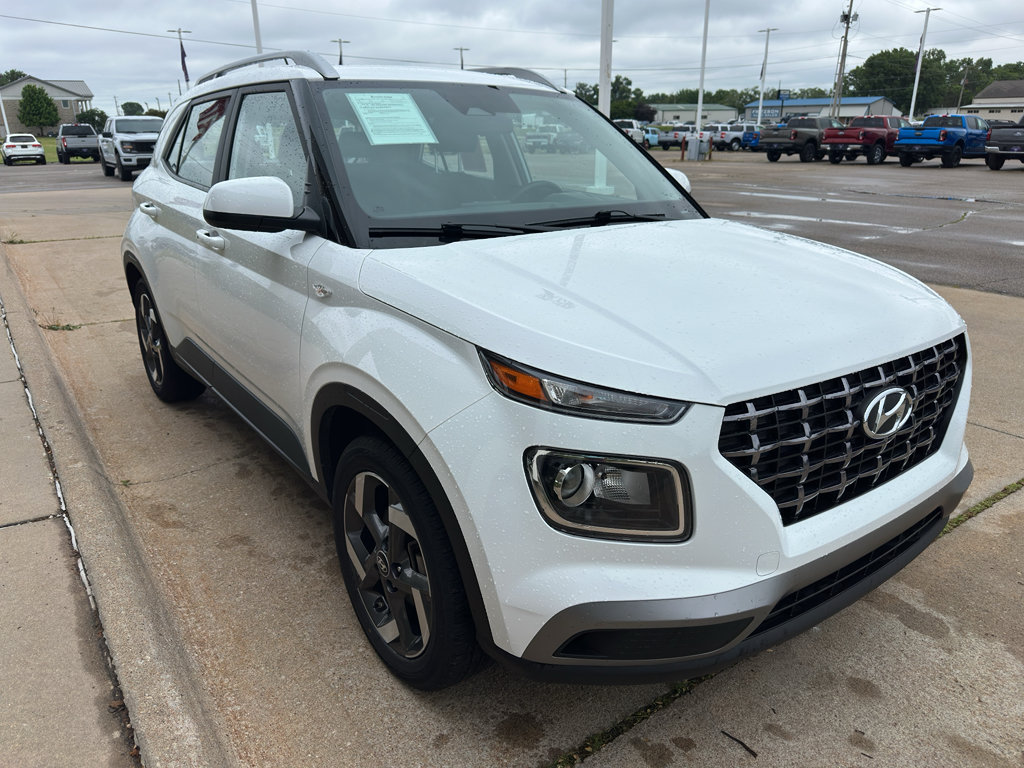 Used 2025 Hyundai Venue SEL FWD image 2
