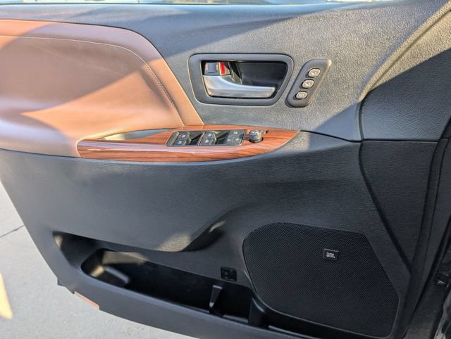 Used 2018 Toyota Sienna Limited Premium FWD image 16
