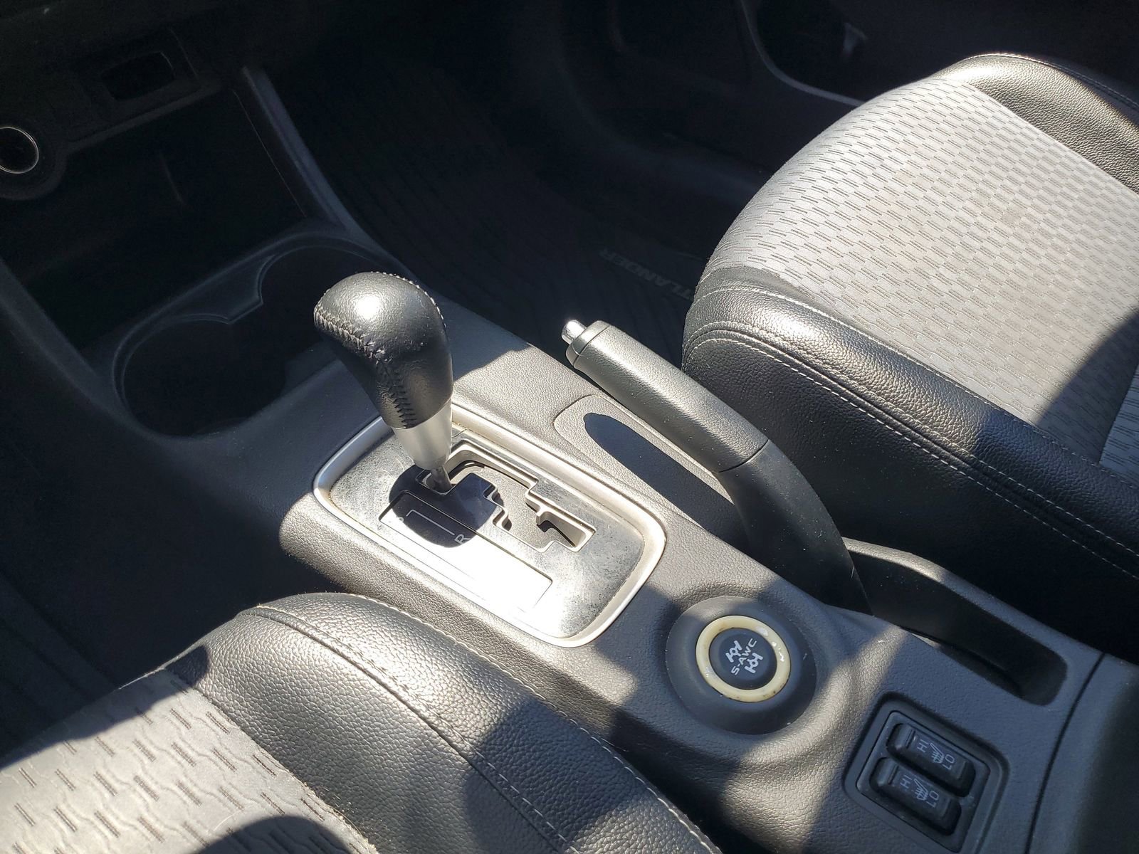 Used 2015 Mitsubishi Outlander SE image 19