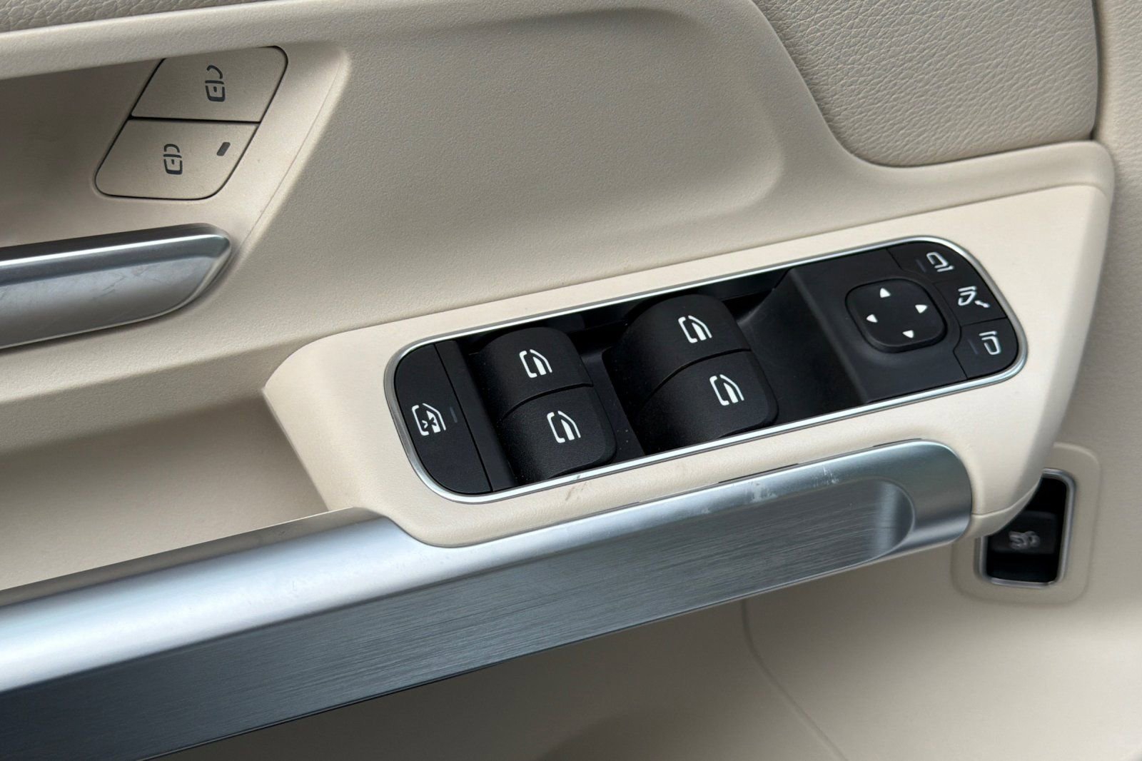 Certified 2025 Mercedes-Benz GLB 250 image 12