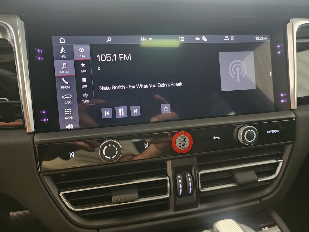 Certified 2025 Porsche Macan image 11