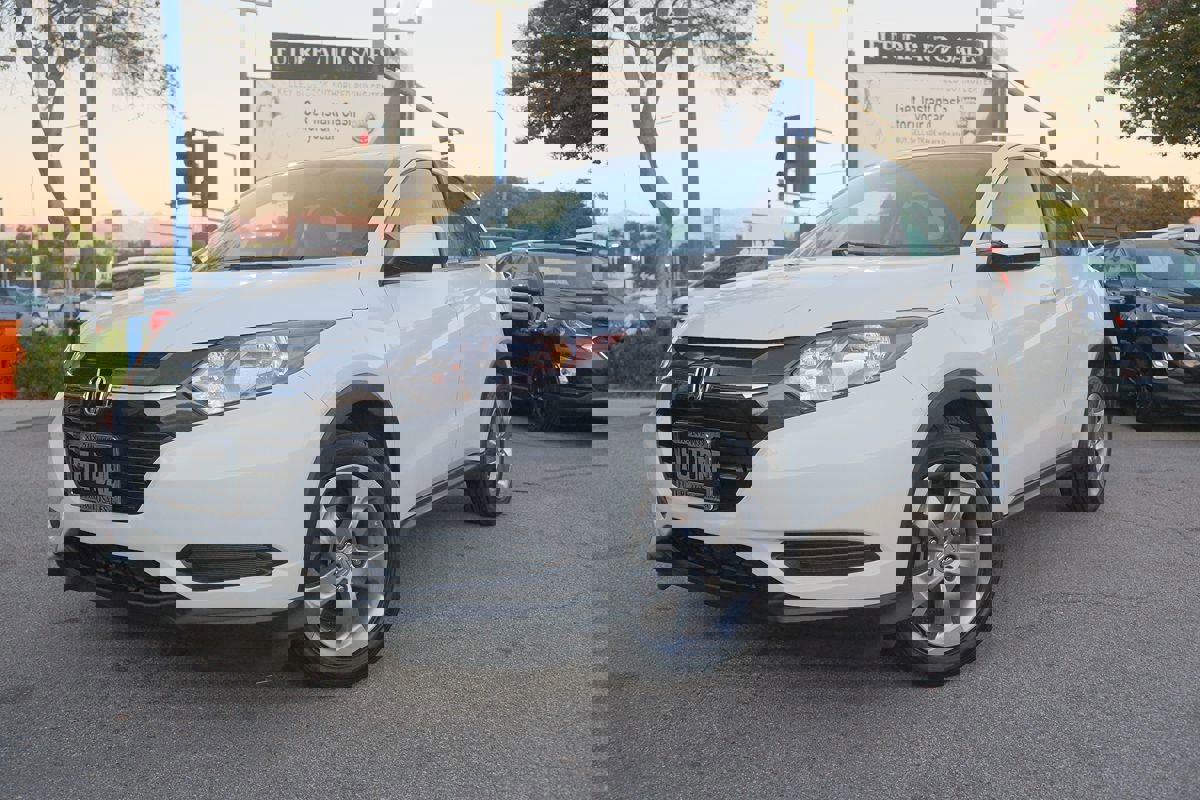 Used 2017 Honda HR-V LX image 1